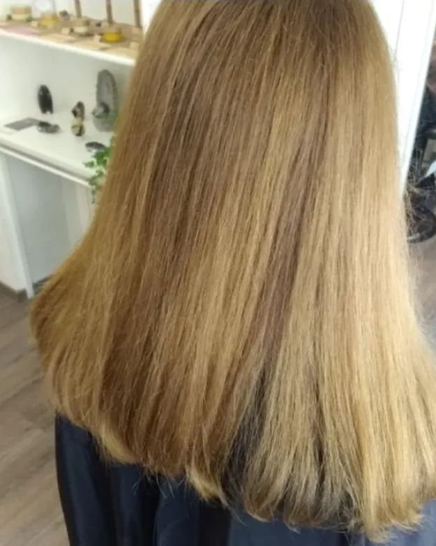 Coloration végétale blonde sur cheveux longs, salon Namasté à Calais