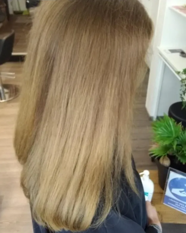 Cheveux longs blonds après une coloration végétale, coiffeur bio à Calais