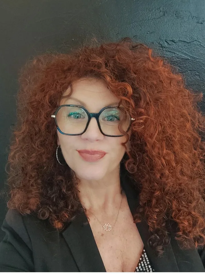 Katia, coloriste-visagiste du salon Namasté à Calais