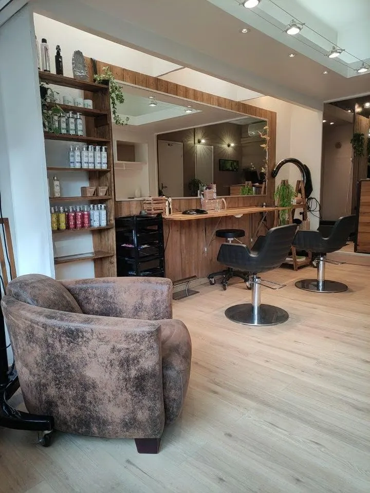Le coin détente et l'étagère de produits bio du salon Namasté à Calais