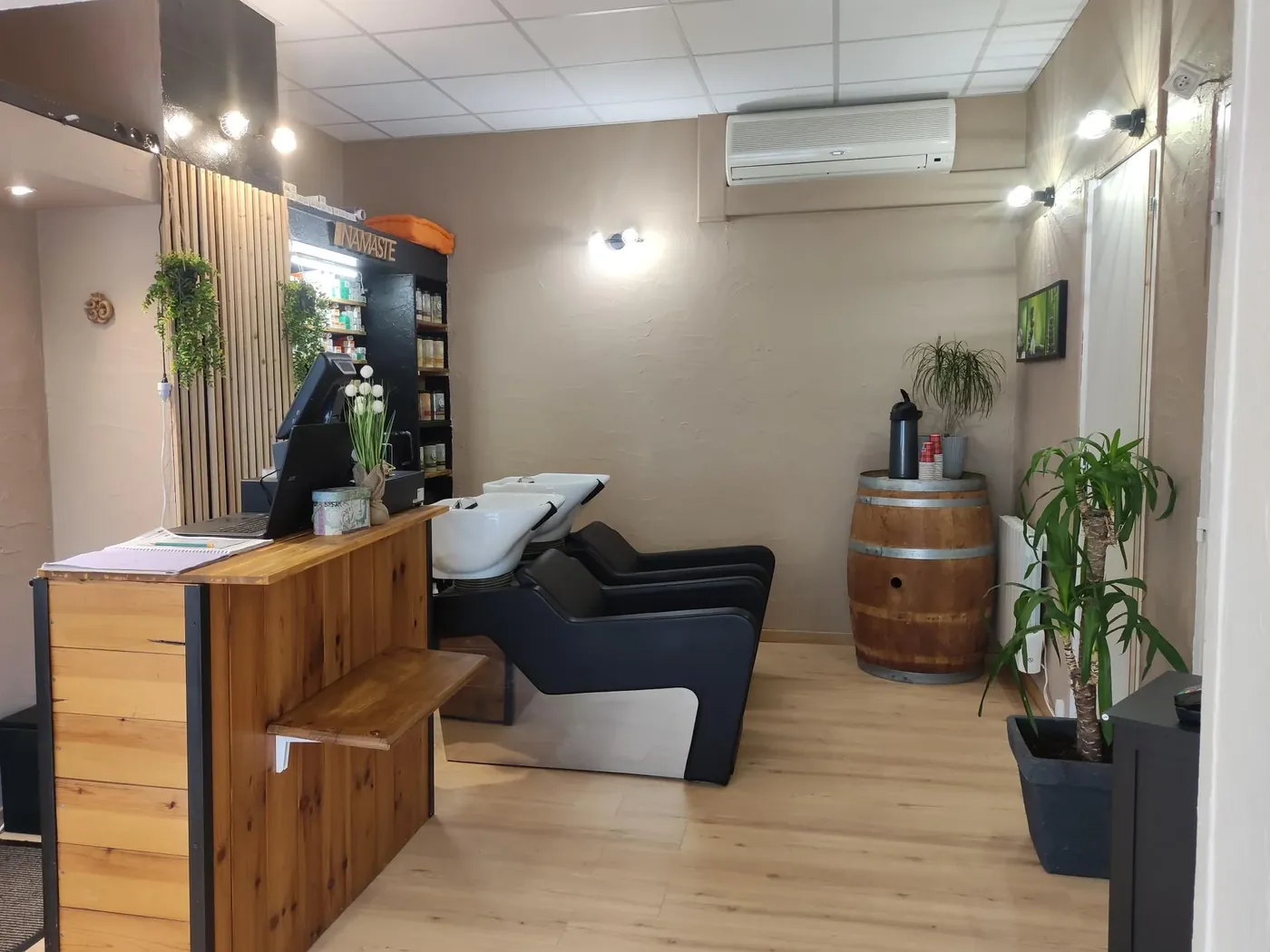 L'accueil et les bacs à shampooing du salon Namasté — coiffure bio et végétal à Calais